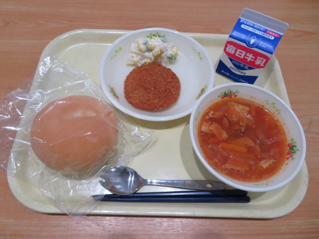 減量バーガーパン、牛乳、ハムカツ、ポテトサラダ、ミネストローネ