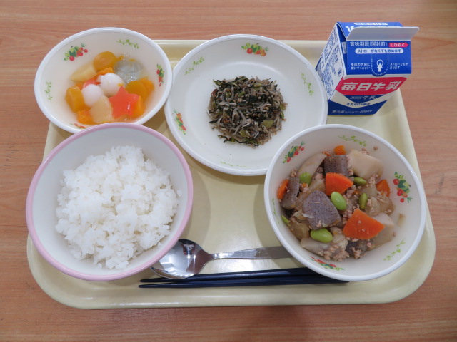 ごはん、牛乳、やまとまなちりめん、さといものそぼろ煮、お月見フルーツ白玉