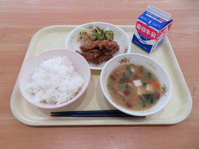 ごはん、牛乳、豚肉のかりん揚げ、キャベツのたくあん和え、なめこのみそ汁