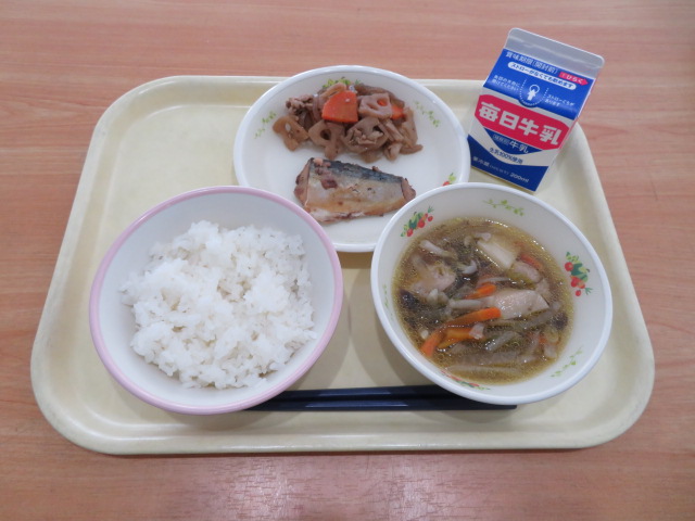 ごはん、牛乳、さばみそ煮、根菜ぴりっと炒め、けんちん汁