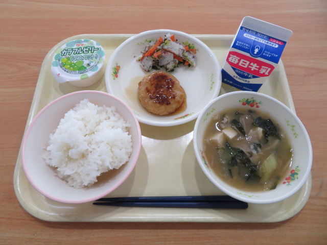 ごはん、牛乳、和風つくね、ゆかり和え、未来のみそ汁、マスカットゼリー