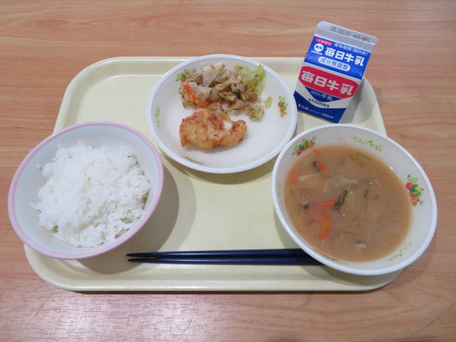 ごはん、牛乳、手作りとり天、おかか和え、さつま汁