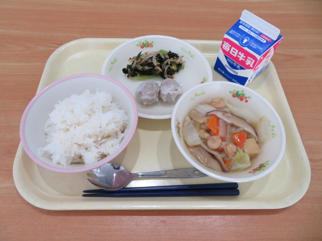 ごはん、牛乳、しゅうまい、こまつなのナムル、八宝菜