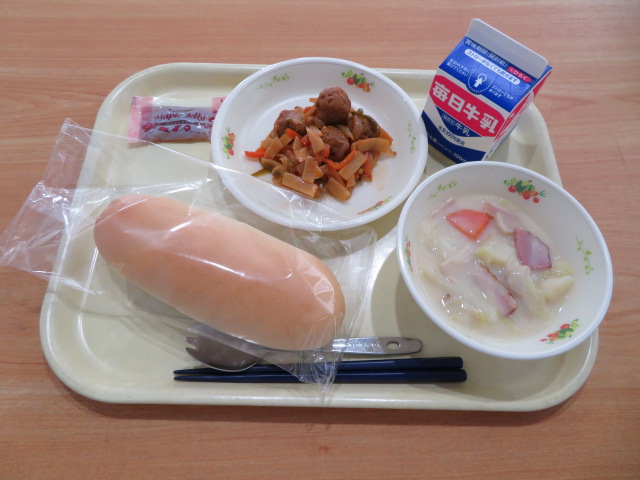 コッペパン、牛乳、メープルジャム、肉だんごの甘酢炒め、キャベツのクリーム煮