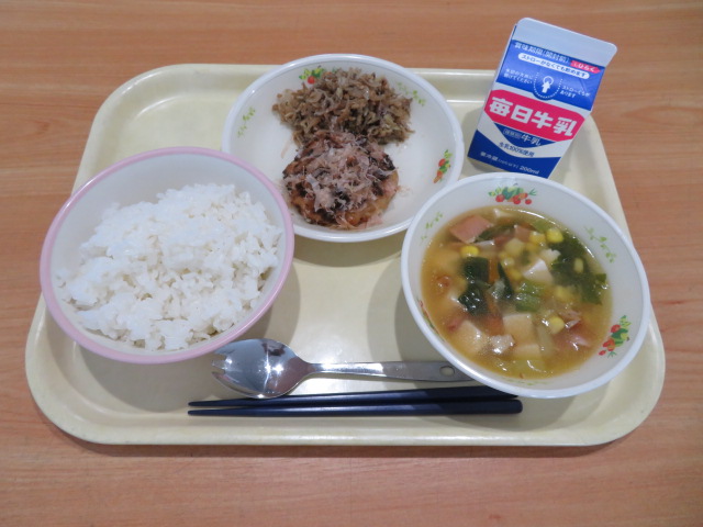 ごはん、牛乳、お好み焼き、ちりめんたくあん、チンゲンサイのスープ