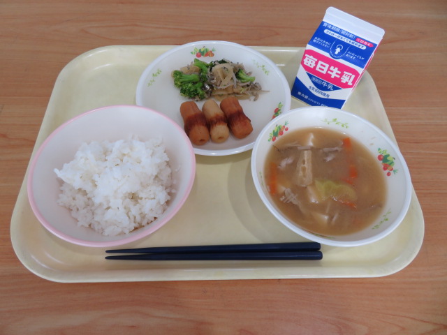 ごはん、牛乳、ちくわわわ、じゃこサラダ、ごろごろ汁