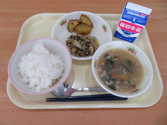 ごはん、牛乳、ぎょうざ丼の具、はるさめスープ、もーさんの焼き芋