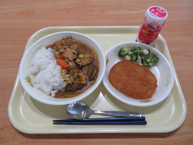 ごはん、ジョア(ストロベリー)、ポークカツ、花野菜サラダ、スペシャルカレー