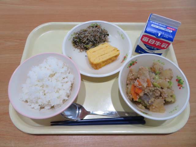 ごはん、牛乳、奈良のたまごやき、大和まなちりめん、大根とじゃがいものそぼろ煮
