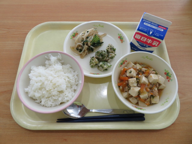 ごはん、牛乳、のりしおさといも、中華和え、麻婆豆腐