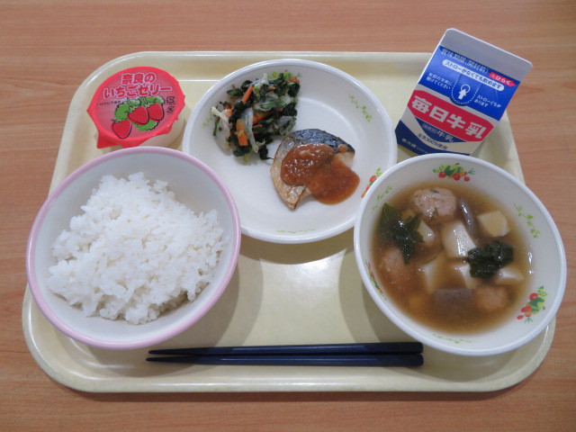 ごはん、牛乳、さばのゆずみそかけ、いそか和え、いものこ汁、奈良のいちごゼリー