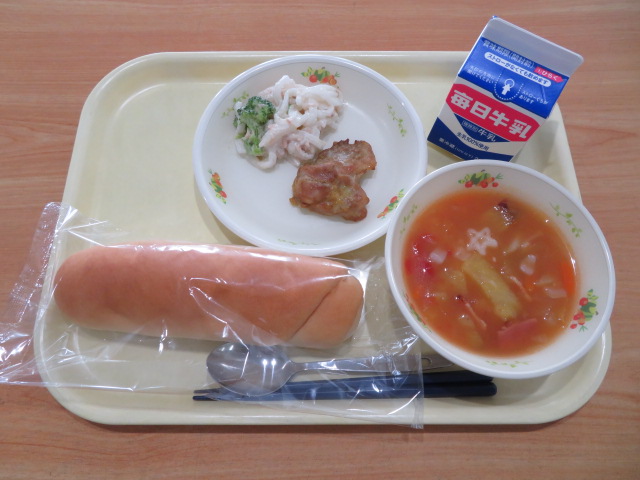米粉パン、牛乳、鶏肉のカレー風味焼き、大根ツナサラダ、トマトコンソメスープ