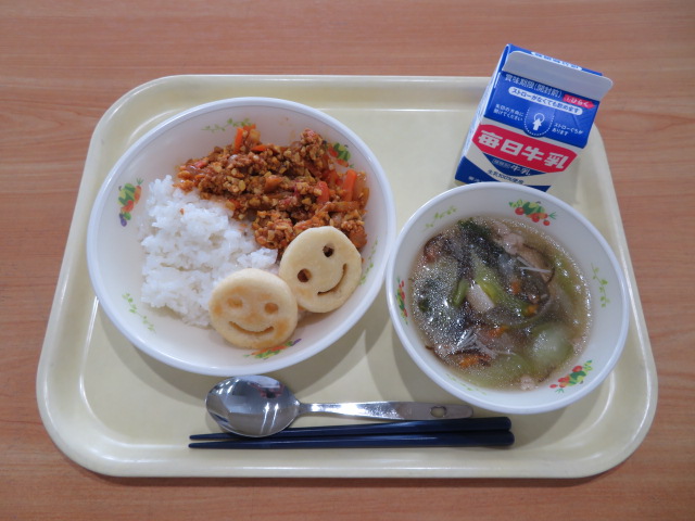 ごはん、牛乳、スマイルポテト、タコライスの具、もずくスープ