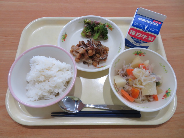 ごはん、牛乳、カリカリごぼう、ブロッコリーのおかか和え、塩肉じゃが