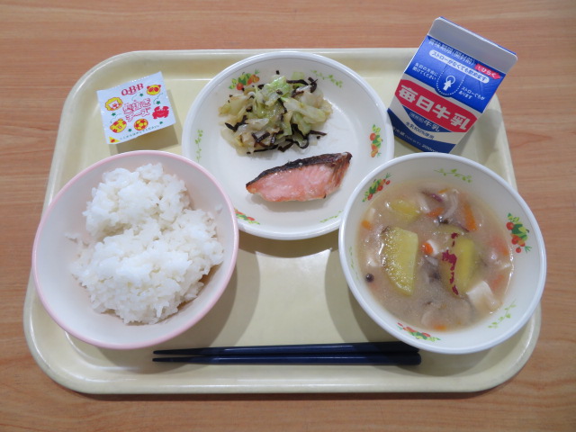 ごはん、牛乳、かたぬきチーズ、さけの塩こうじ焼き、キャベツの昆布和え、秋にぴったりなさつまいもみそ汁