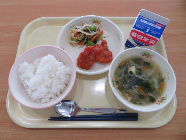 ごはん、牛乳、ヤンニョムチキン、ナムル、中華スープ