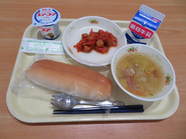 せわりパン、牛乳、ピザサンドの具、コンソメスープ、コアコアヨーグルト