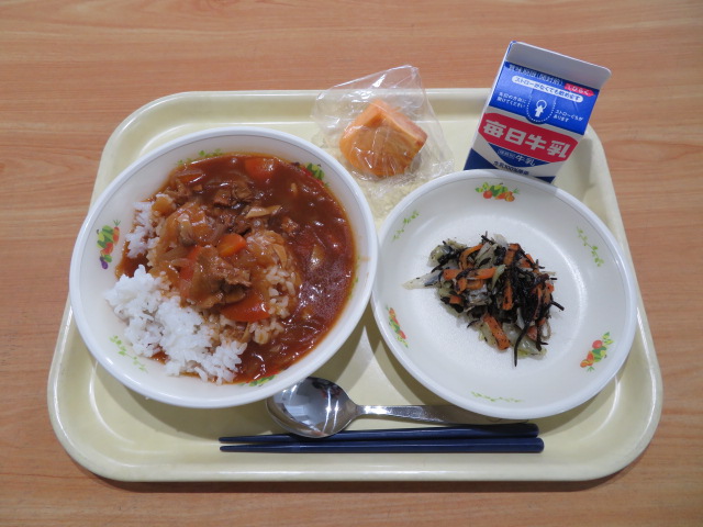 ごはん、牛乳、小魚とひじきのサラダ、ハヤシライス、奈良の柿