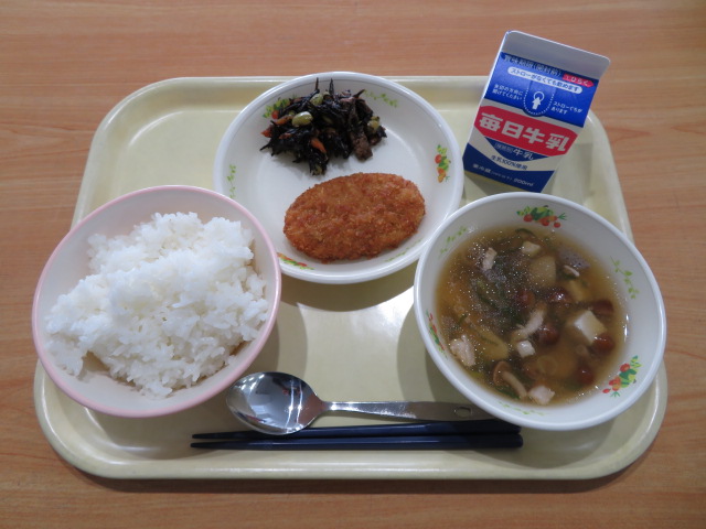 ごはん、牛乳、かぼちゃと大和ポークフライ、ひじきいり煮、いものこ汁