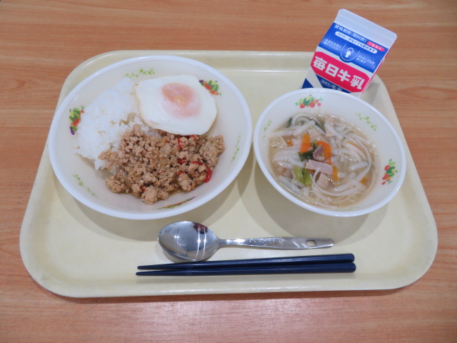 ごはん、牛乳、めだまやき、ガパオライスの具、ビーフンスープ