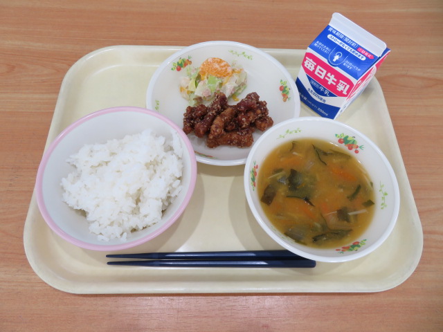 ごはん、牛乳、豚肉のかりん揚げ、みかんとツナのサラダ、かぼちゃのみそ汁