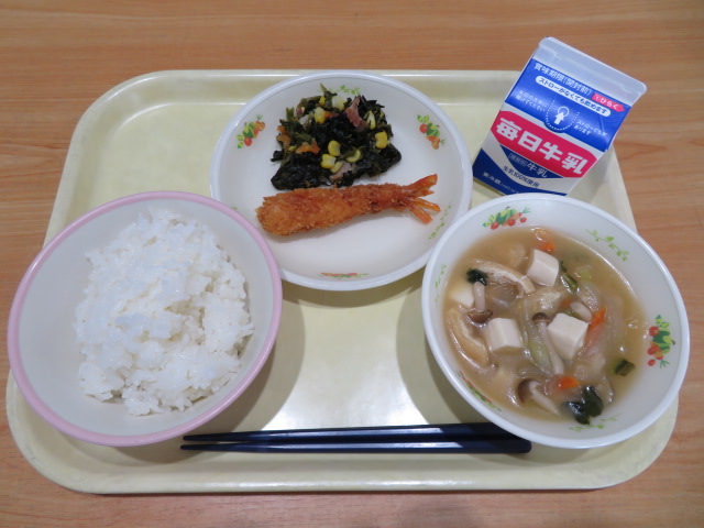 ごはん、牛乳、えびフライ、ほうれん草ソテー、とうふとわかめのみそ汁