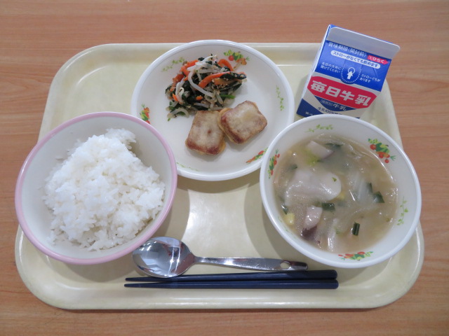 ごはん、牛乳、サカナゲット、もやしとほうれん草のナムル、たっぷり白菜とギョーザのスープ