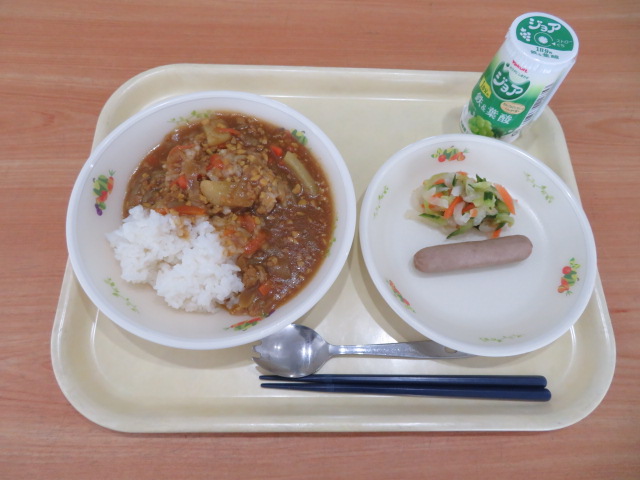 ごはん、ジョア（マスカット）、ウインナー、大根のゆず風味サラダ、キーマカレー