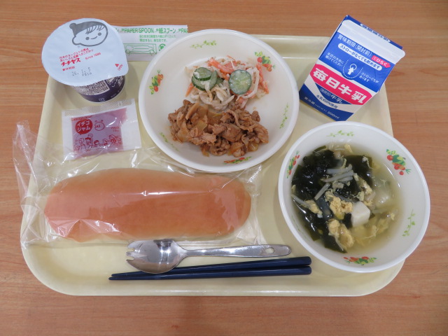 コッペパン、牛乳、ポークチャップ、切干大根のごまマヨサラダ、ふわ玉わかめスープ、いちごジャム、ヨーグルト