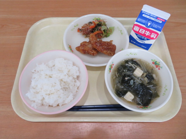 ごはん、牛乳、甘辛チキン、小松菜とにんじんのおかか和え、鶏ガラわかめスープ