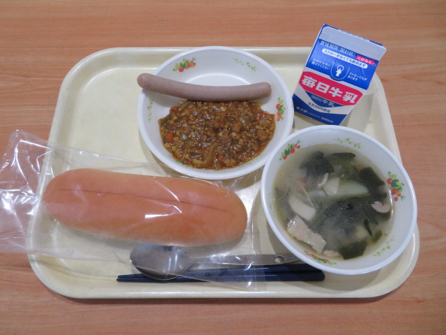 せわりパン、牛乳、ロングウインナー、ドライカレー、コンソメスープ