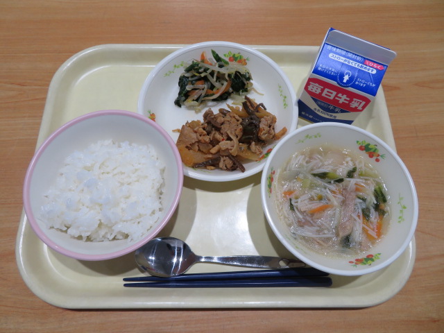 ごはん、牛乳、ビビンバ、ナムル、ビーフンスープ