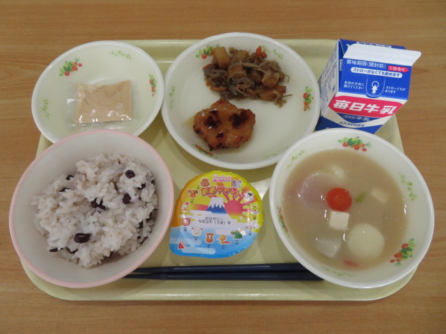 お赤飯、牛乳、鶏肉の照り焼き、きんぴらごぼう、奈良の雑煮、きなこ（小袋）、紅白ゼリー