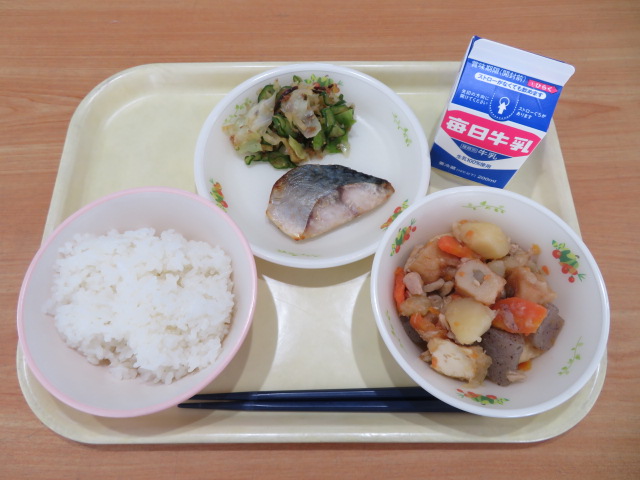 ごはん、牛乳、さばの塩こうじ焼き、キャベツのたくあん和え、関東煮