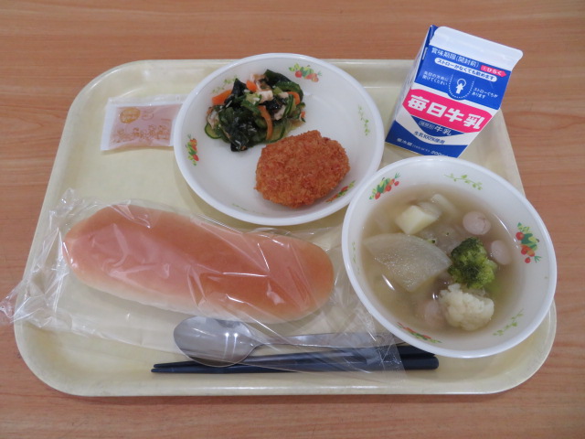 コッペパン、牛乳、豆乳コーンコロッケ、海藻サラダ、冬野菜のポトフ、りんごジャム