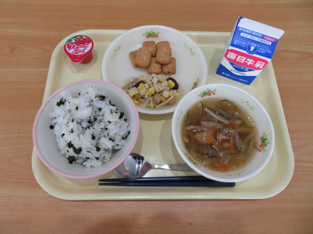 わかめごはん、牛乳、さばツナけんちん汁、ストックサラダ、カンパン、プチアセロラゼリー