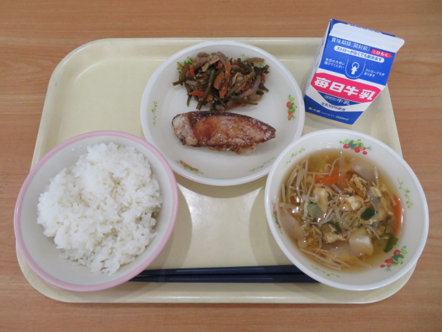 ごはん、牛乳、ぶりの竜田揚げ、茎わかめの五目炒め、かき玉汁