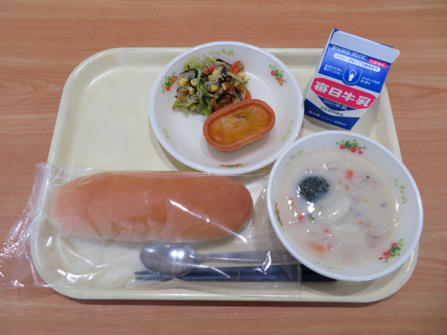 コッペパン、牛乳、ポテトカップグラタン、小魚とひじきのサラダ、ニョッキのクリーム煮