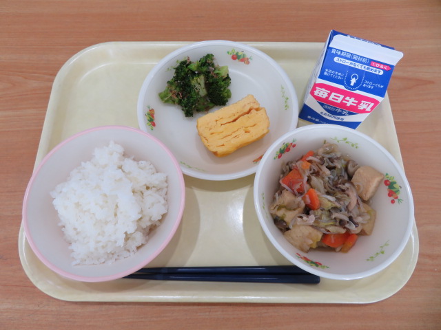 ごはん、牛乳、ならのたまごやき、ブロッコリーのおかか和え、かしわのすき焼き