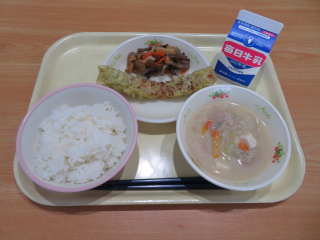 ごはん、牛乳、竹輪のくわの葉あげ、奈良和え、豆乳飛鳥汁