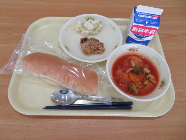 米粉パン、牛乳、ハニーマスタードチキン、ポテトサラダ、葛城ラコンテ鍋