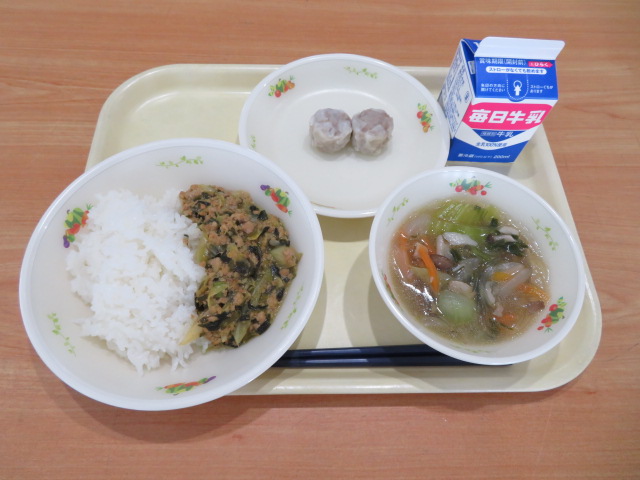 ごはん、牛乳、餃子丼の具、しゅうまい、はるさめスープ