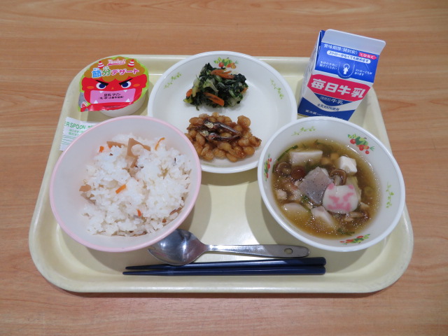 ちらし寿司、牛乳、小魚フライビーンズ、いそか和え、いものこ汁、せつぶんプリン