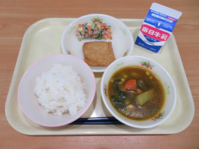 ごはん、牛乳、もちいなり、ツナサラダ、カレーザパンチ
