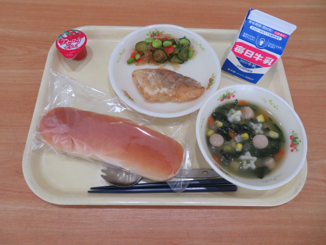 米粉パン、牛乳、たらのコンソメタツタ、寒天サラダ、マカロニスープ、プチアセロラゼリー