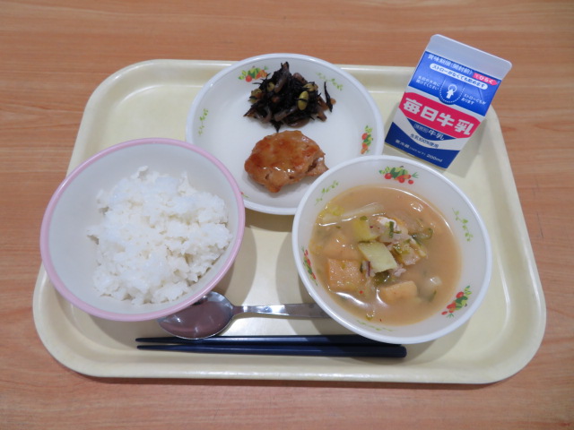 ごはん、牛乳、鶏肉の照り焼き、ひじきいり煮、あまから豚汁