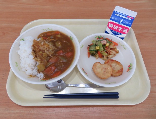 ごはん、牛乳、チキンナゲット、りっちゃんの元気サラダ、ポークカレー