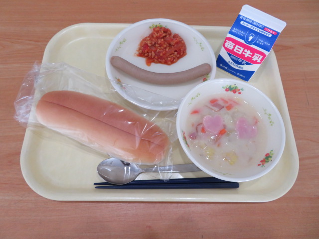 背割りパン、牛乳、ロングウインナー、チリビーンズ、白菜のクリーム煮