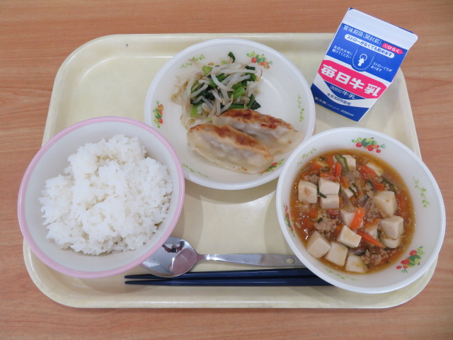 ごはん、牛乳、焼きぎょうざ、小松菜のナムル、麻婆豆腐