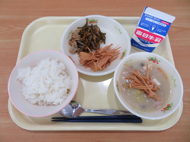 ごはん、牛乳、パリパリそうめん、茎わかめの五目炒め、あったか粕汁ちゃんこ鍋